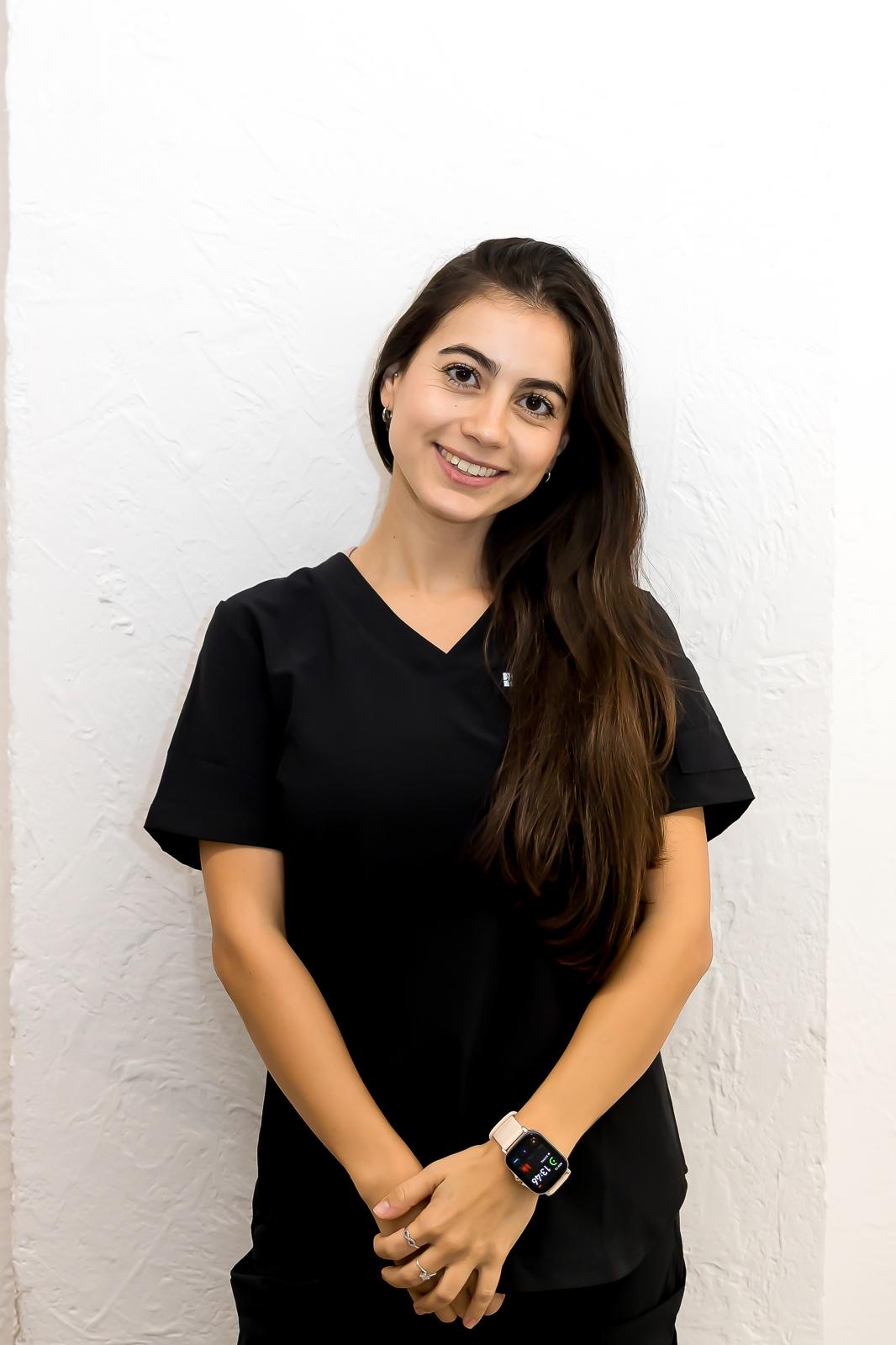 Clara Siares durante una sesión de fisioterapia